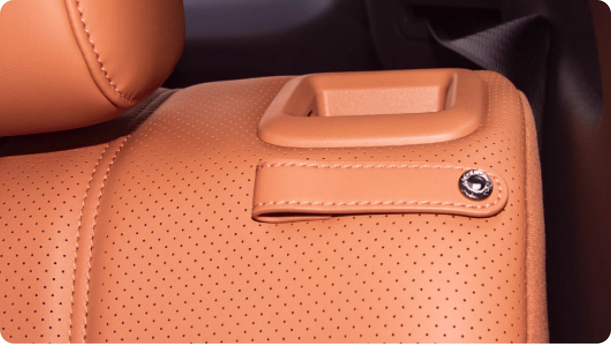 Concealed handling of the ISOFIX interface