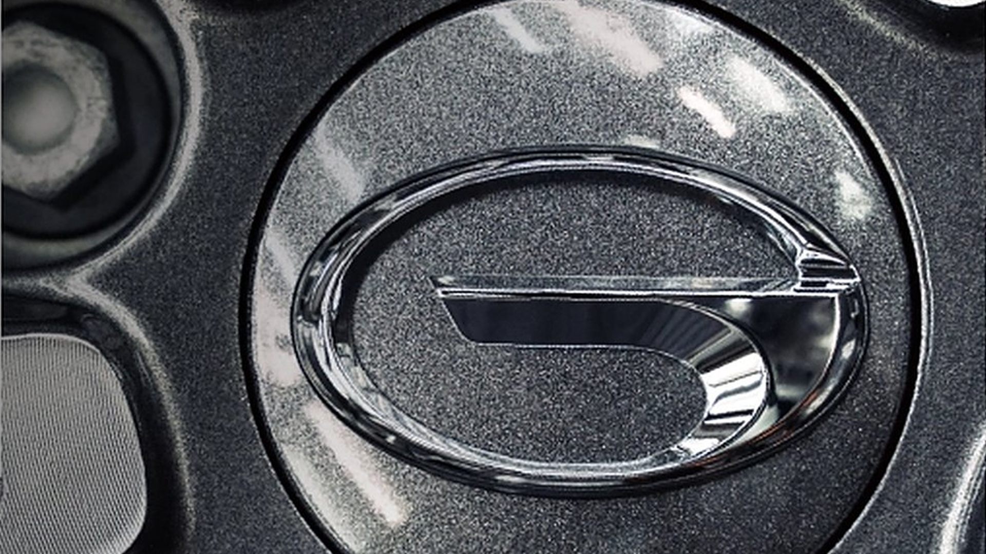 A GAC wheel hub and its centre-cap emblem