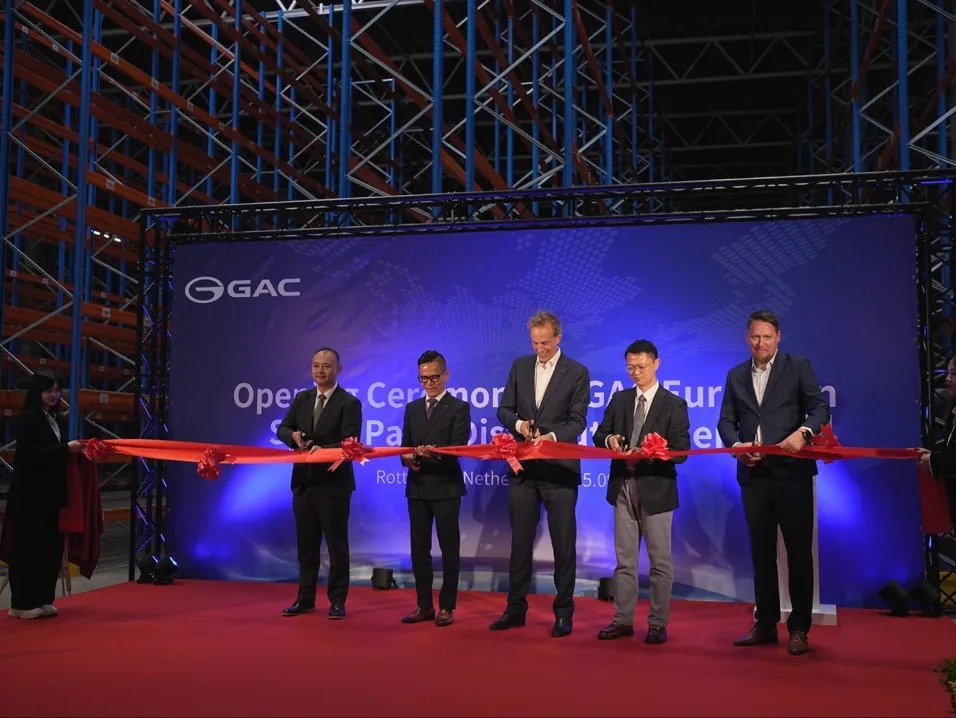 Guests cutting the ribbon at the GAC European Spare Parts Distribution Center