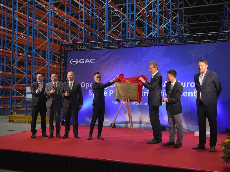 Guests unveiling the plaque of the GAC European Spare Parts Distribution Center